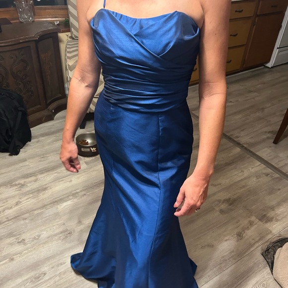 Blue shimmer gown - Picture 7 of 8